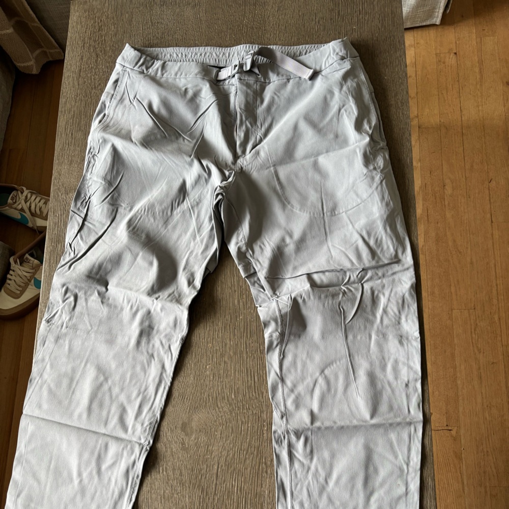 Lululemon men’s size 36. Sport tech pants. Great condition.